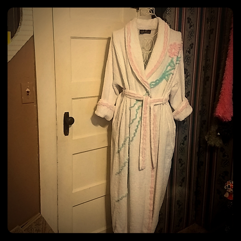 Beautiful Vintage Chenille robe